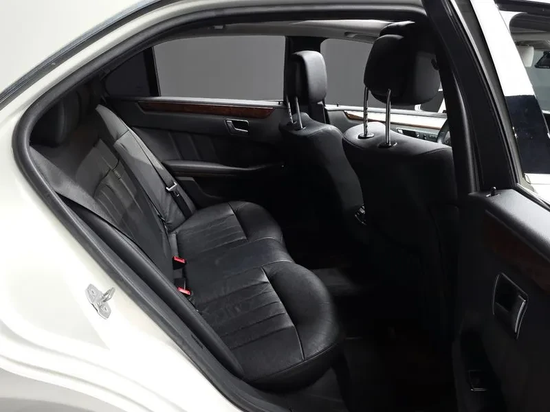 Mercedes-Benz E 300 Elegance, снимка 11 - Автомобили и джипове - 54960229