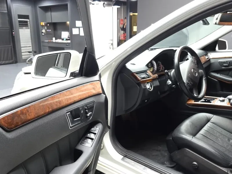 Mercedes-Benz E 300 Elegance, снимка 10 - Автомобили и джипове - 54960229