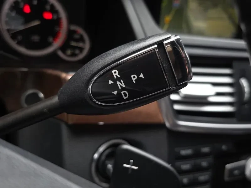 Mercedes-Benz E 300 Elegance, снимка 9 - Автомобили и джипове - 54960229