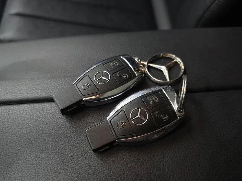 Mercedes-Benz E 300 Elegance, снимка 17 - Автомобили и джипове - 54960229