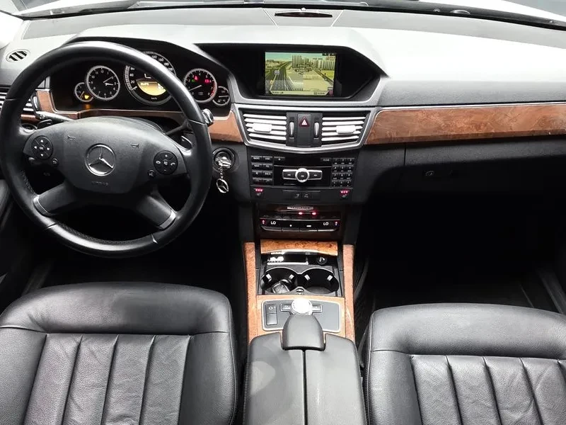 Mercedes-Benz E 300 Elegance, снимка 7 - Автомобили и джипове - 54960229