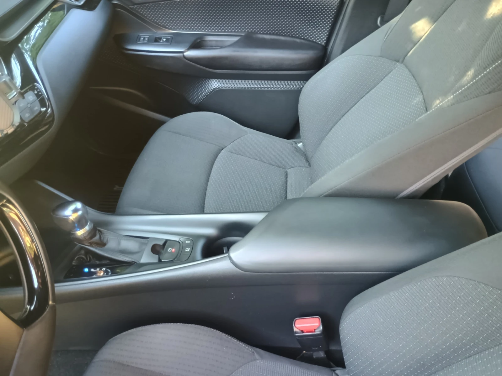 Toyota C-HR 17 000 KM, снимка 10 - Автомобили и джипове - 55588895