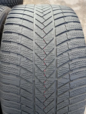 Гуми Зимни 255/35R19, снимка 1 - Гуми и джанти - 47990888