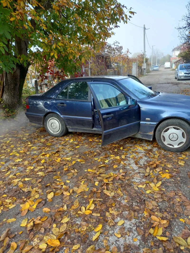 Mercedes-Benz C 180, снимка 3 - Автомобили и джипове - 52867814