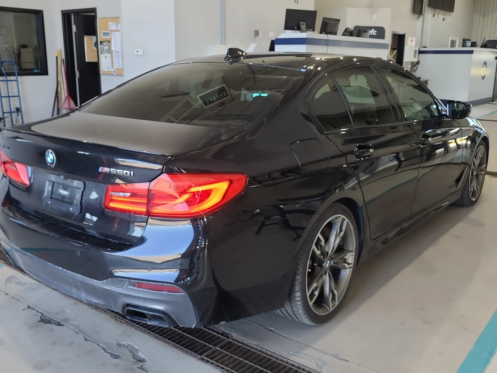 BMW 550 XDRIVE* CARFAX* АВТОФИНАНСИРАНЕ* Цена до България* - изображение 4