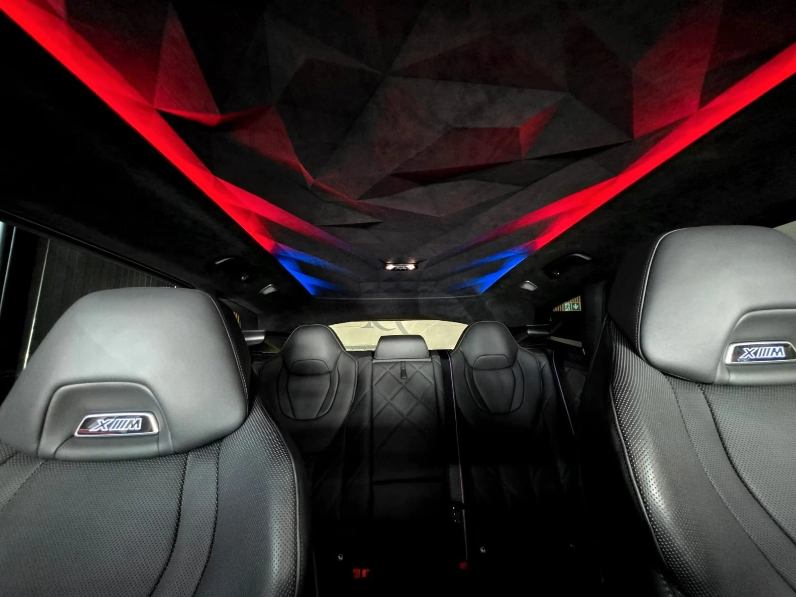 BMW XM 4.4 V8 / ICONIC GLOW / SHADOW LINE / B&W / LASER /, снимка 15 - Автомобили и джипове - 55889074