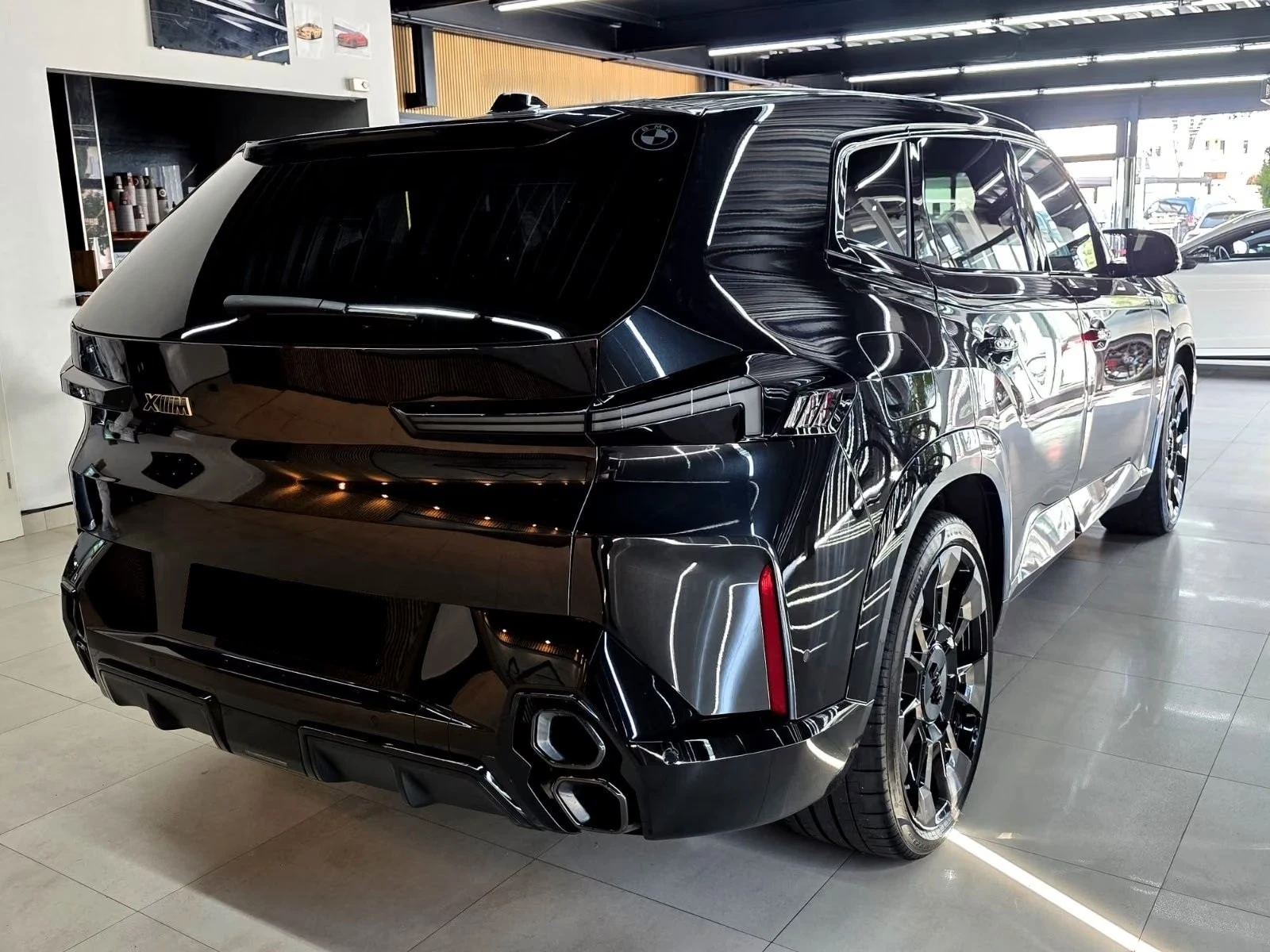 BMW XM 4.4 V8 / ICONIC GLOW / SHADOW LINE / B&W / LASER /, снимка 7 - Автомобили и джипове - 55889074