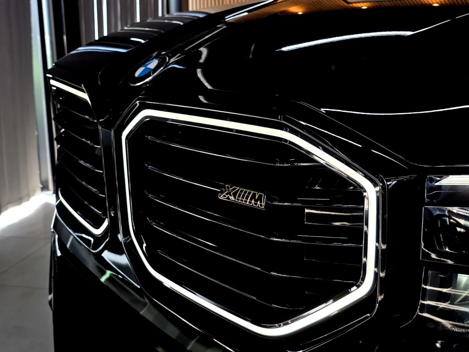 BMW XM 4.4 V8 / ICONIC GLOW / SHADOW LINE / B&W / LASER /, снимка 17 - Автомобили и джипове - 55889074