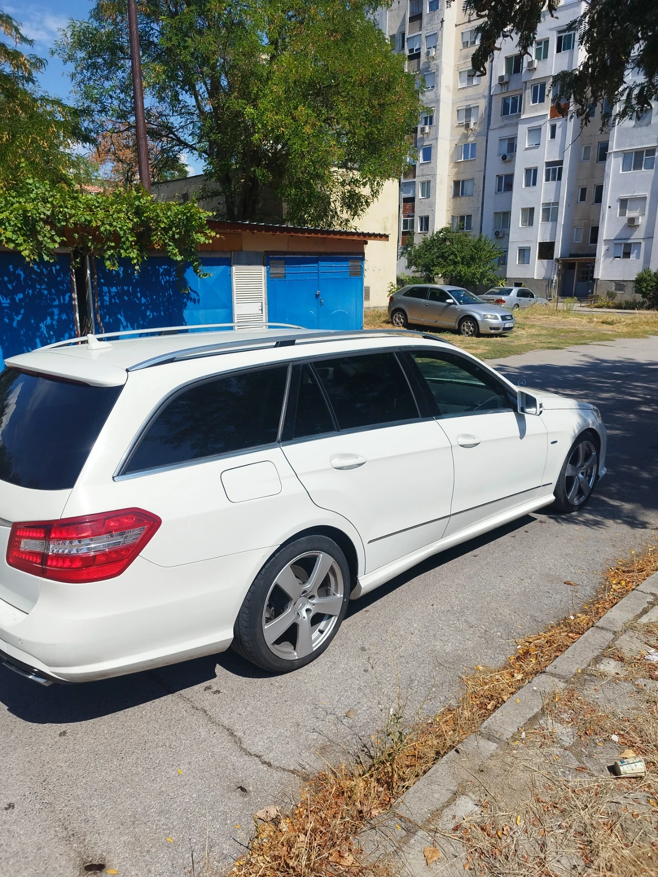 Mercedes-Benz E 220, снимка 3 - Автомобили и джипове - 55942933