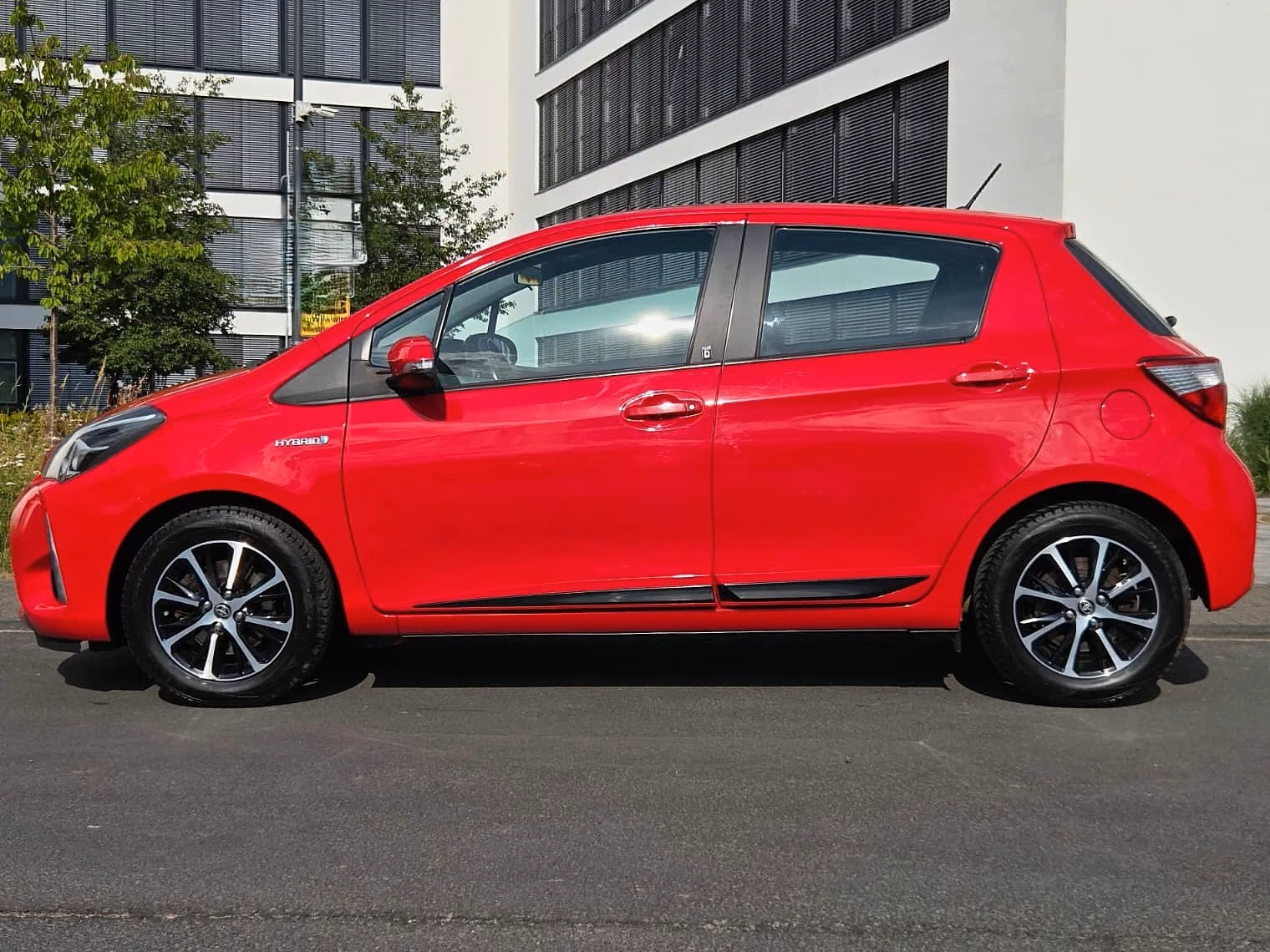 Toyota Yaris 1.5 HYBRID STYLE, снимка 3 - Автомобили и джипове - 56080885