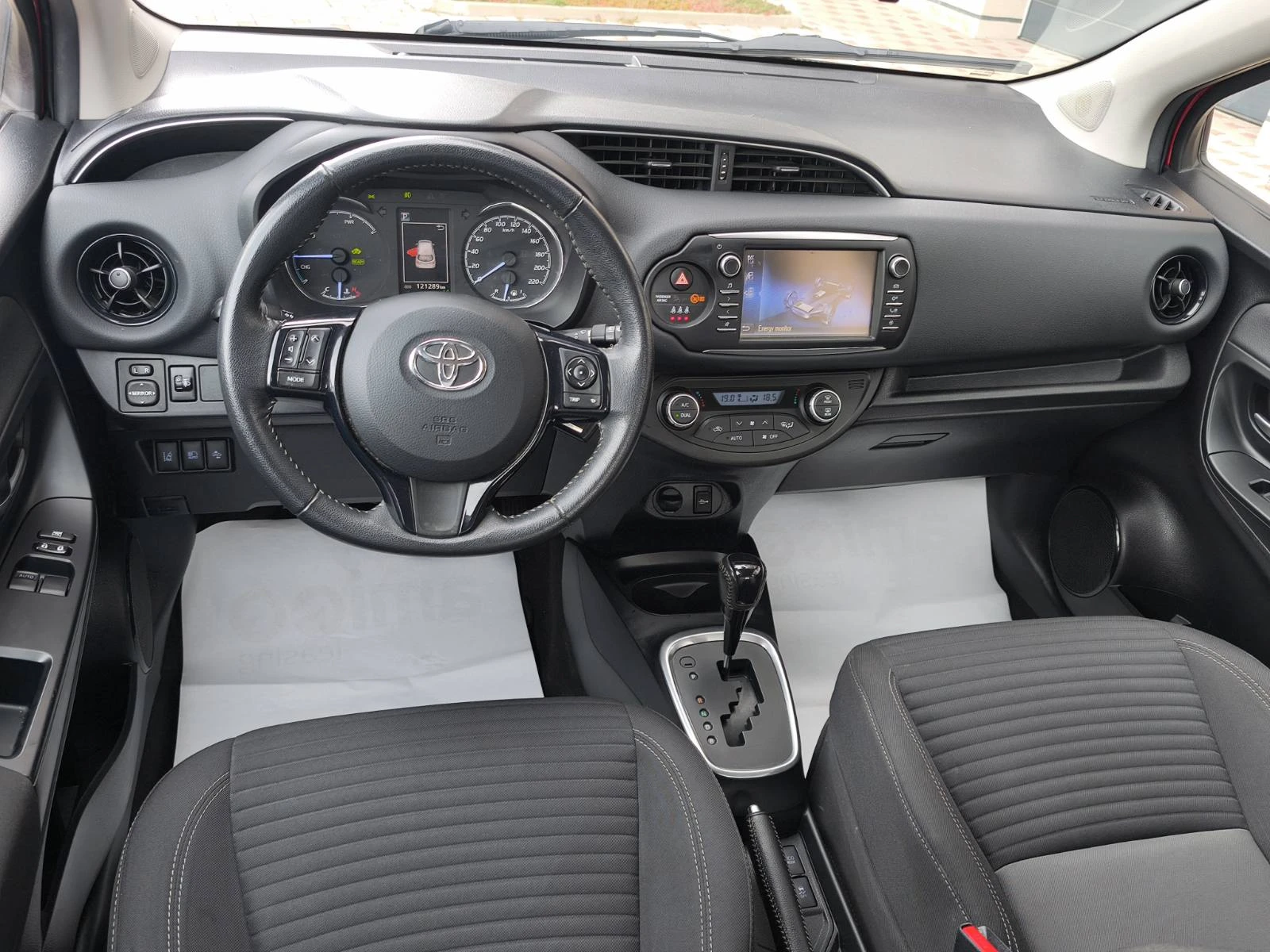 Toyota Yaris 1.5 HYBRID DEUTCHE TEAM, снимка 6 - Автомобили и джипове - 56080885