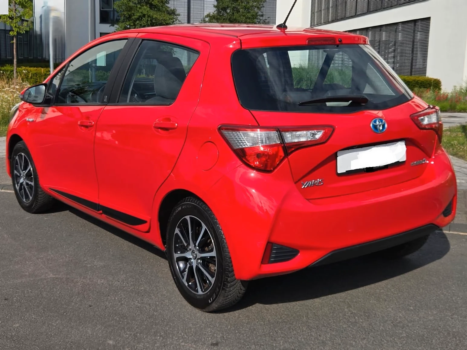 Toyota Yaris 1.5 HYBRID STYLE, снимка 11 - Автомобили и джипове - 56080885