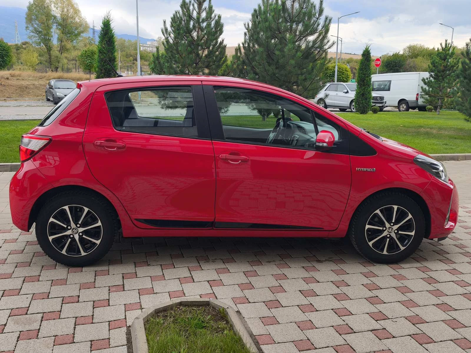 Toyota Yaris 1.5 HYBRID DEUTCHE TEAM, снимка 15 - Автомобили и джипове - 56080885