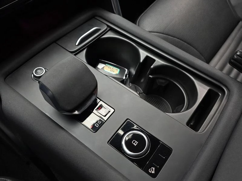Land Rover Discovery 3.0 pt306 Automatic, снимка 9 - Автомобили и джипове - 55844611