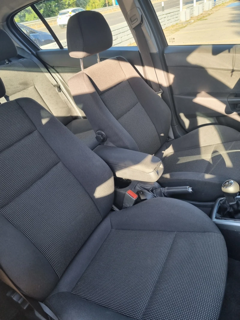 Opel Astra Astra H 1.6i газ Перфектна! Реални км!, снимка 10 - Автомобили и джипове - 52955430