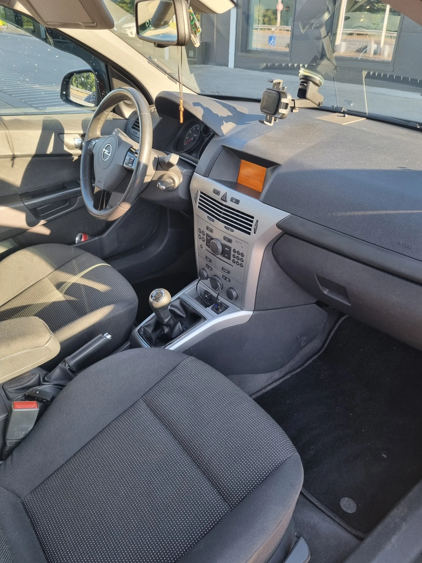 Opel Astra Astra H 1.6i газ Перфектна! Реални км! - изображение 7