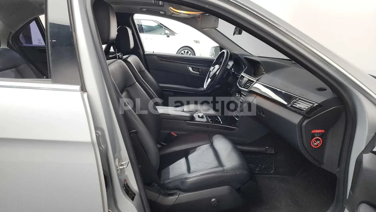 Mercedes-Benz E 220 E-Class, снимка 11 - Автомобили и джипове - 54654884