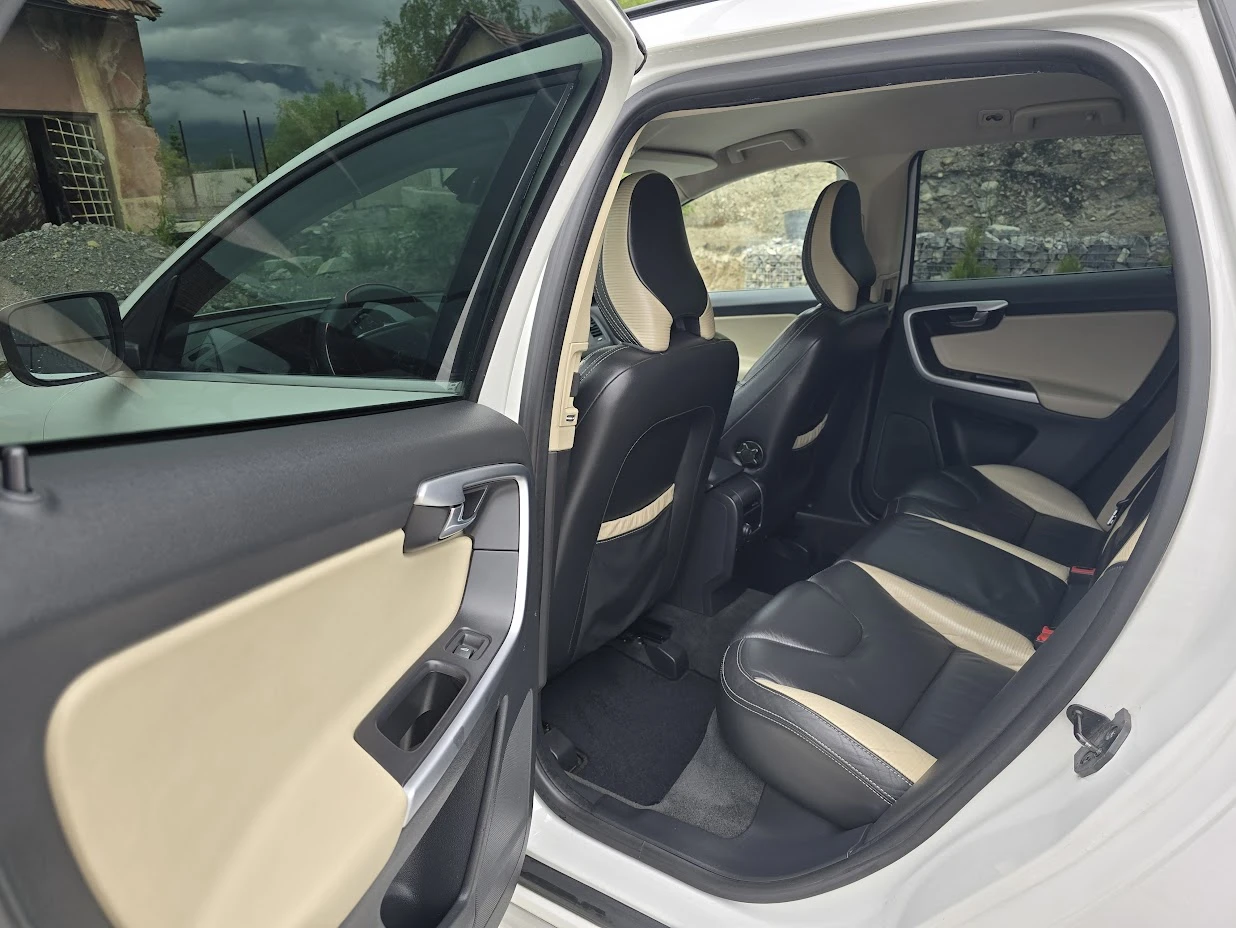 Volvo XC60 2.0D3 R- DESIGN - изображение 8