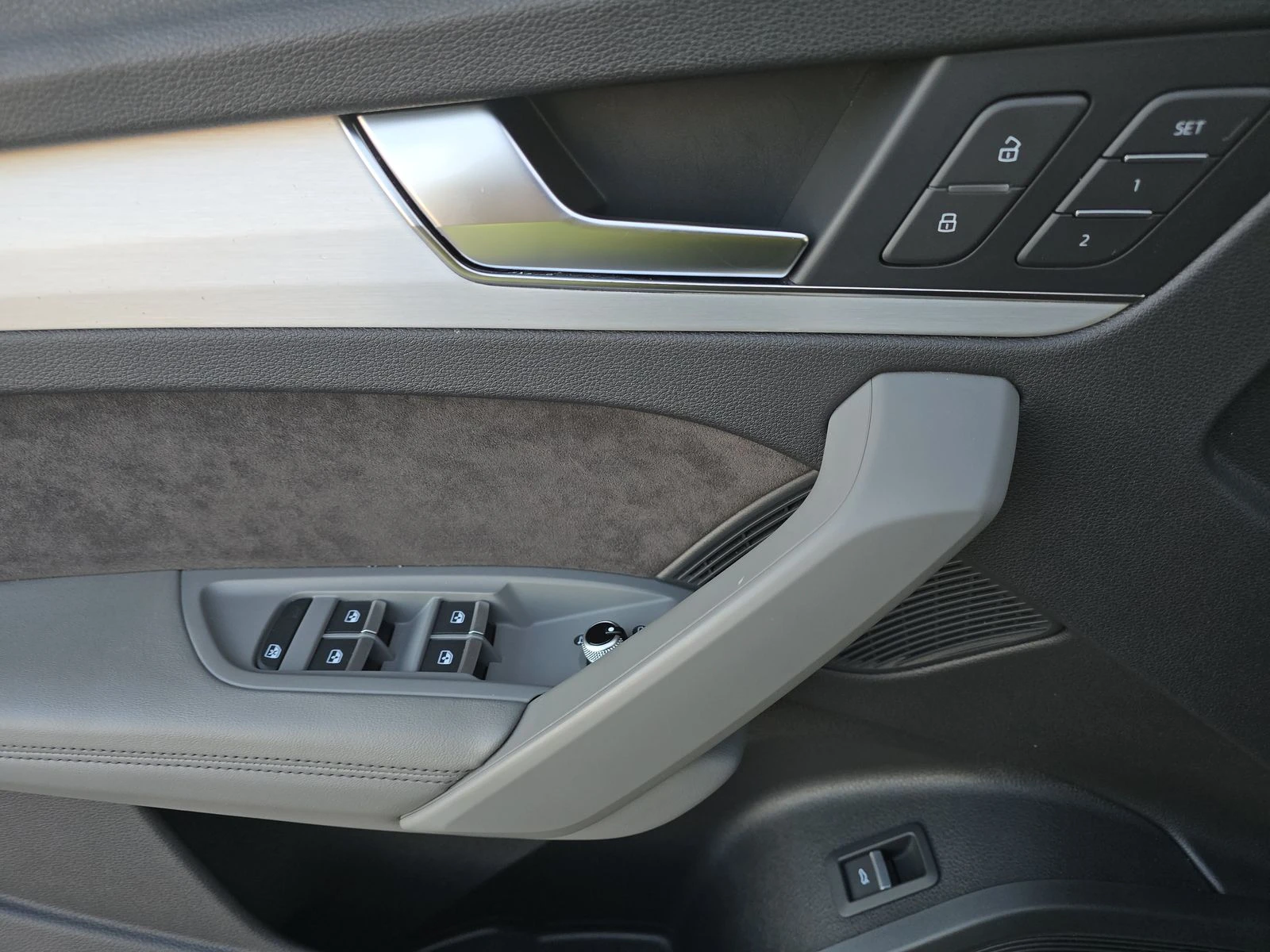 Audi SQ5 PRESTIGE* ХЕДЪП* 360КАМЕРА* LANE* ASSIST*  - изображение 7