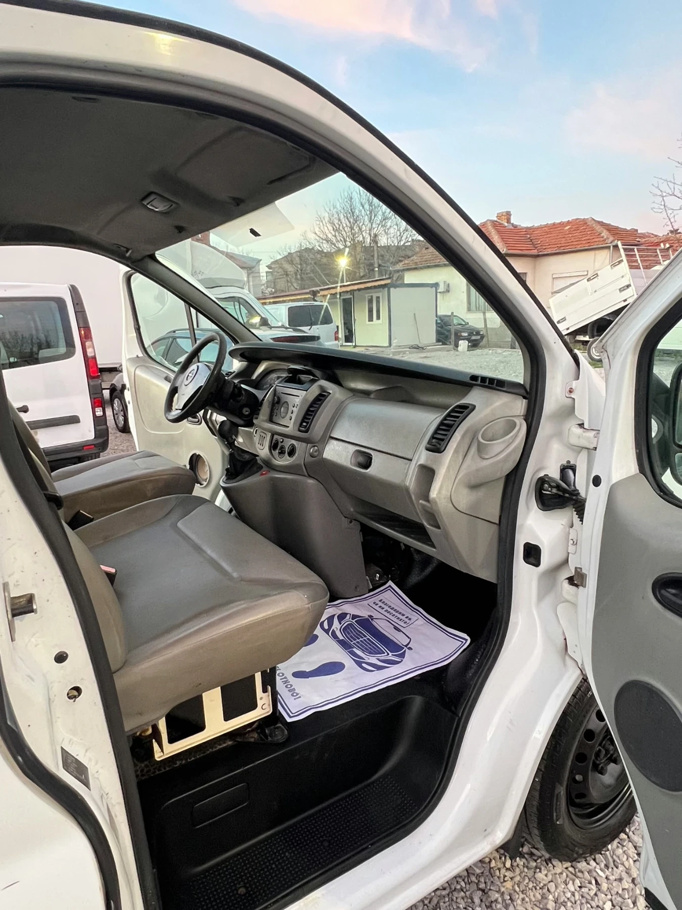 Opel Vivaro 1.9DI, снимка 7 - Бусове и автобуси - 53801597