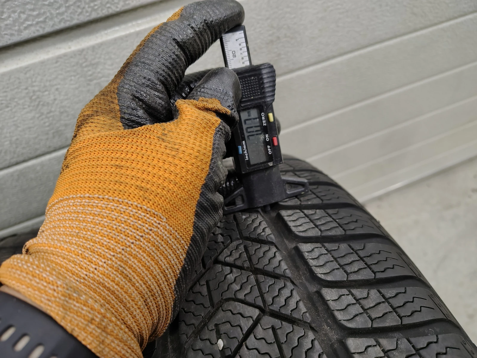 Гуми Зимни 215/50R18, снимка 4 - Гуми и джанти - 54083093