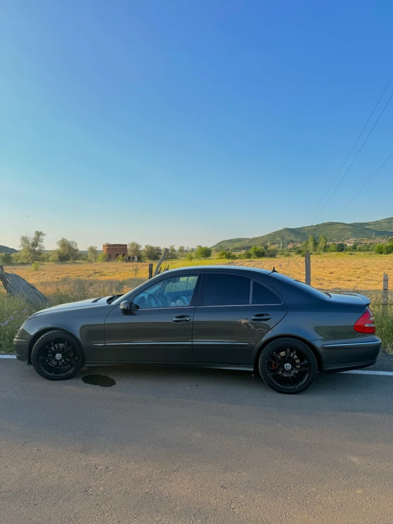 Mercedes-Benz E 220, снимка 2 - Автомобили и джипове - 52219689