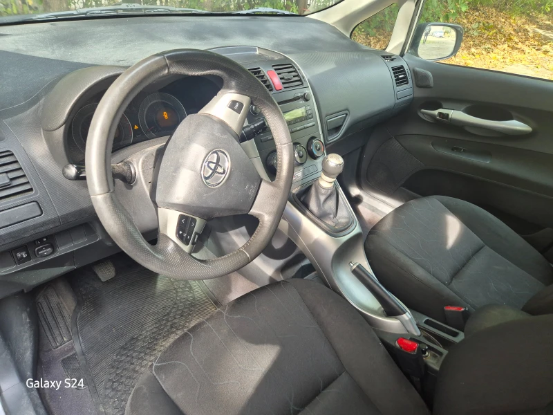 Toyota Auris 1.3 VVTI 12400лв, снимка 7 - Автомобили и джипове - 52132272