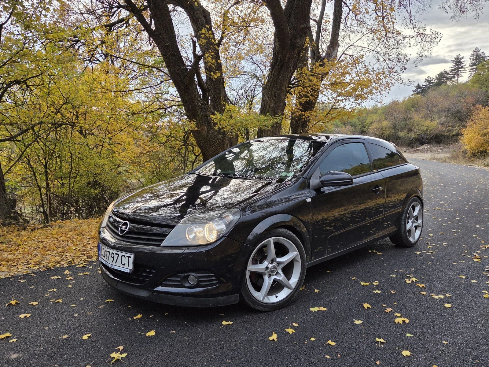 Opel Astra H GTC 1.9 - изображение 2