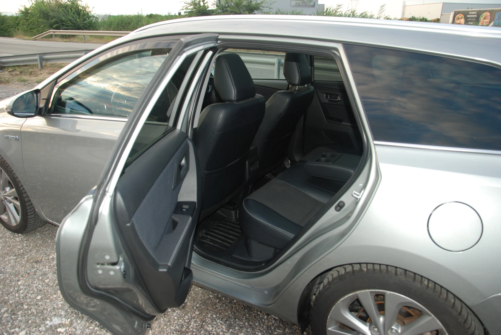 Toyota Auris Touring Sports Hybrid 1.8, снимка 10 - Автомобили и джипове - 55220729