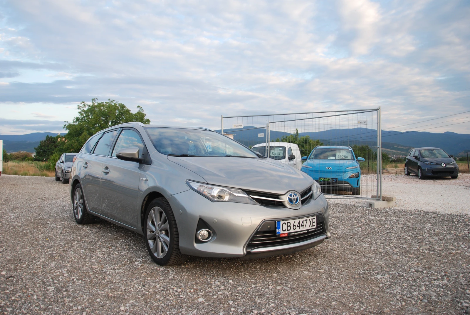 Toyota Auris Touring Sports Hybrid 1.8, снимка 2 - Автомобили и джипове - 55220729
