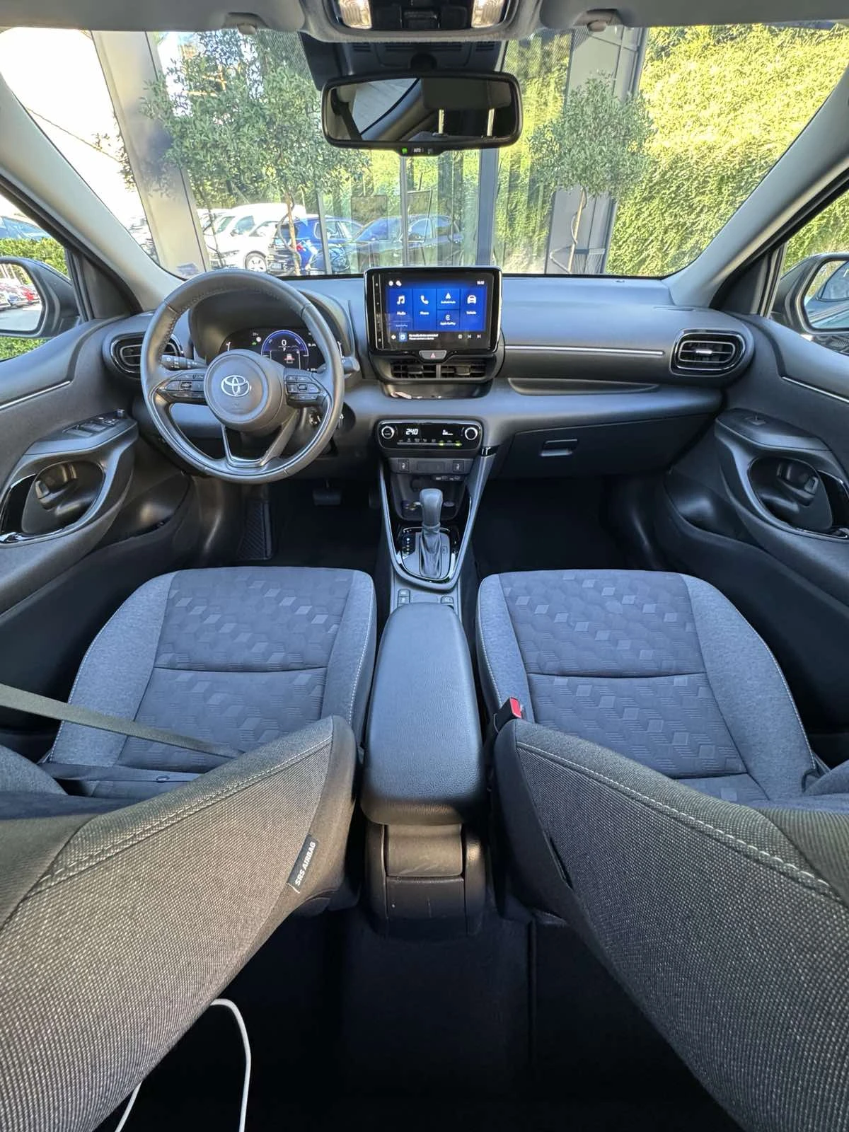 Toyota Yaris 1.5 Hybrid, снимка 13 - Автомобили и джипове - 55699261