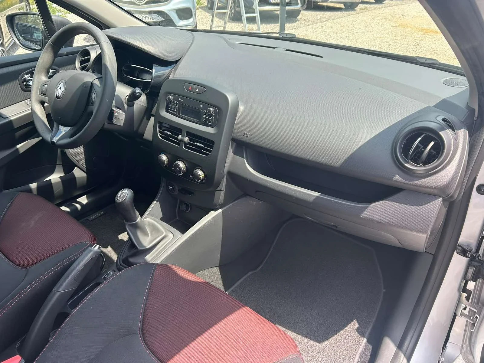 Renault Clio 1.5dci, снимка 6 - Автомобили и джипове - 56112386
