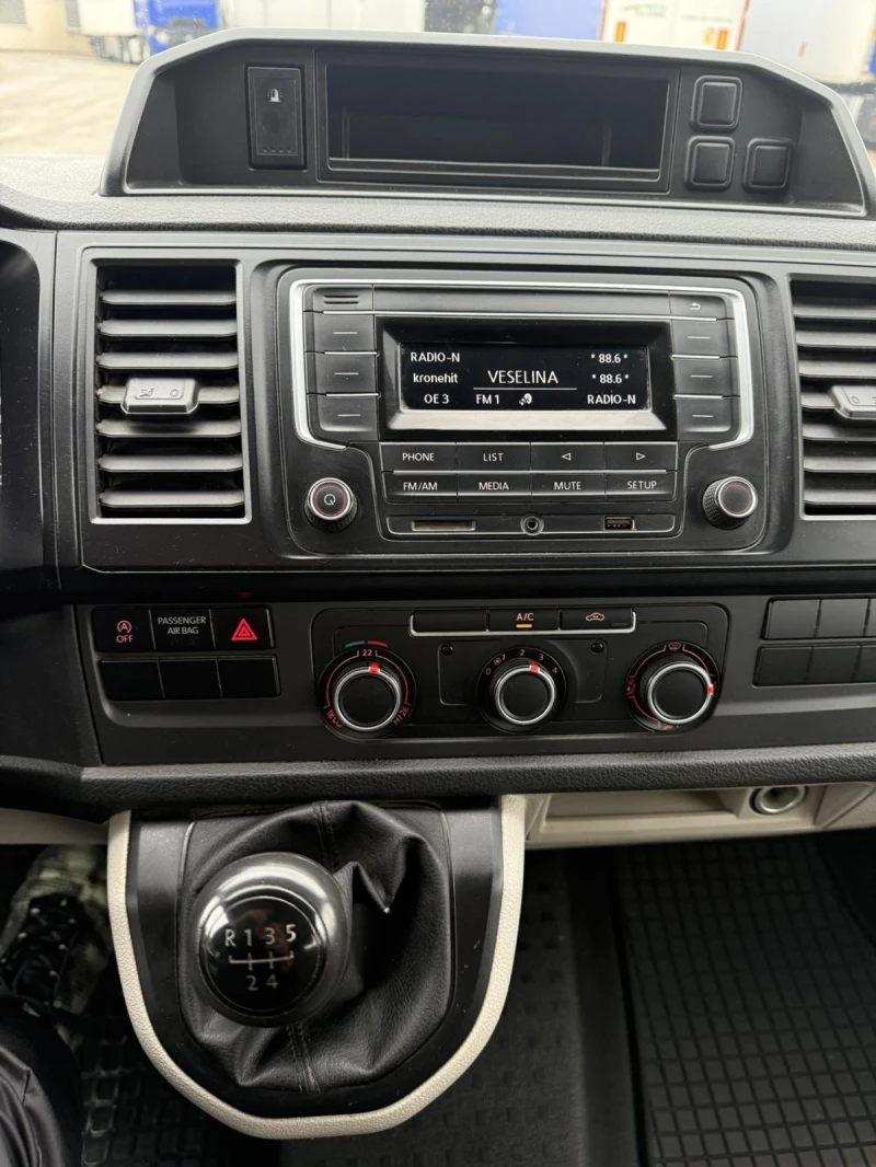 VW Transporter Товаропътнически, 2.0 TDi - 101 к.с., снимка 12 - Бусове и автобуси - 51880599