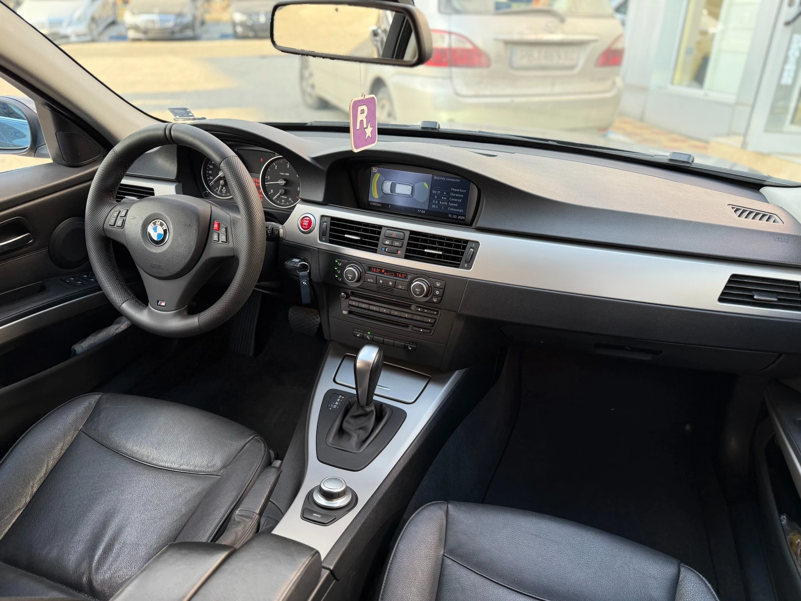 BMW 330 Pano/Comfort/ЗАДНО, снимка 14 - Автомобили и джипове - 53849308