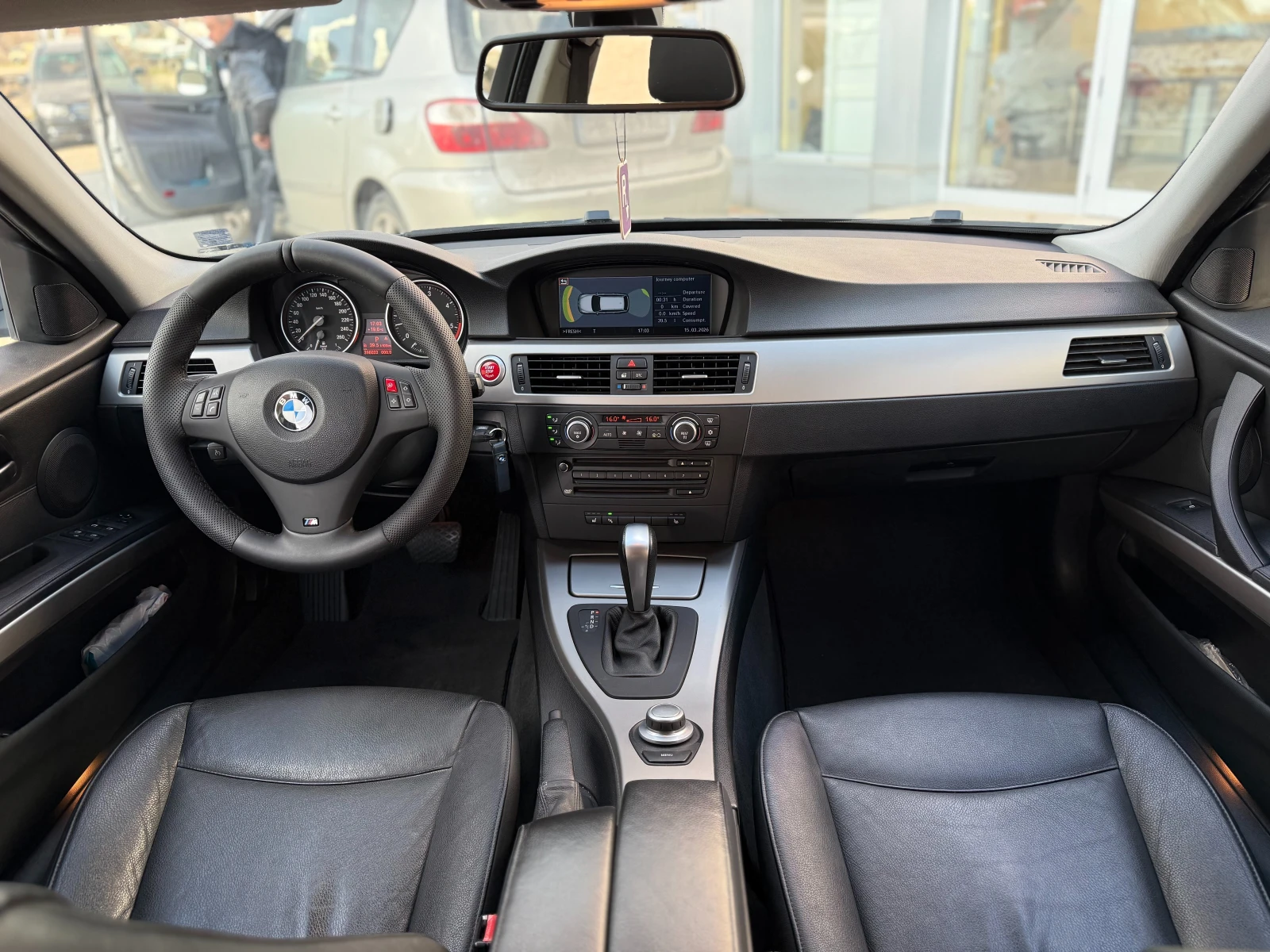 BMW 330 Pano/Comfort/ЗАДНО, снимка 13 - Автомобили и джипове - 53849308