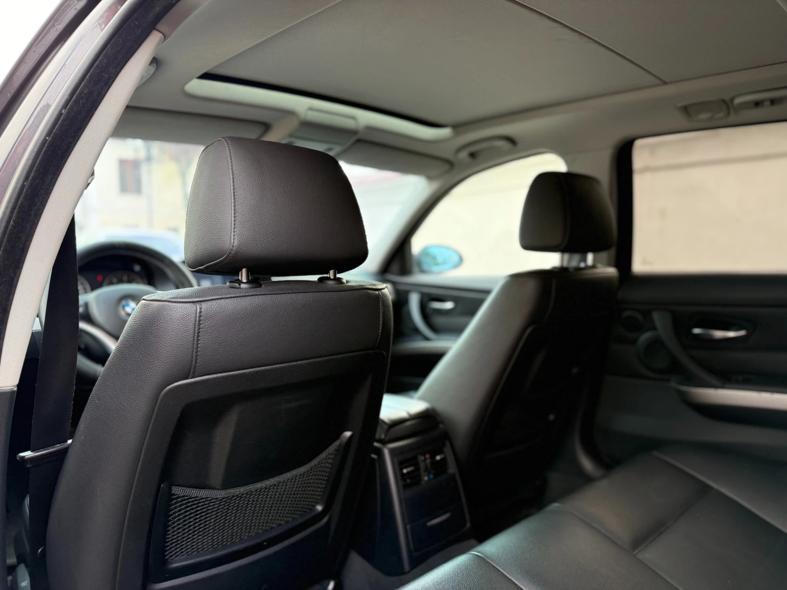 BMW 330 Pano/Comfort/ЗАДНО, снимка 9 - Автомобили и джипове - 53849308