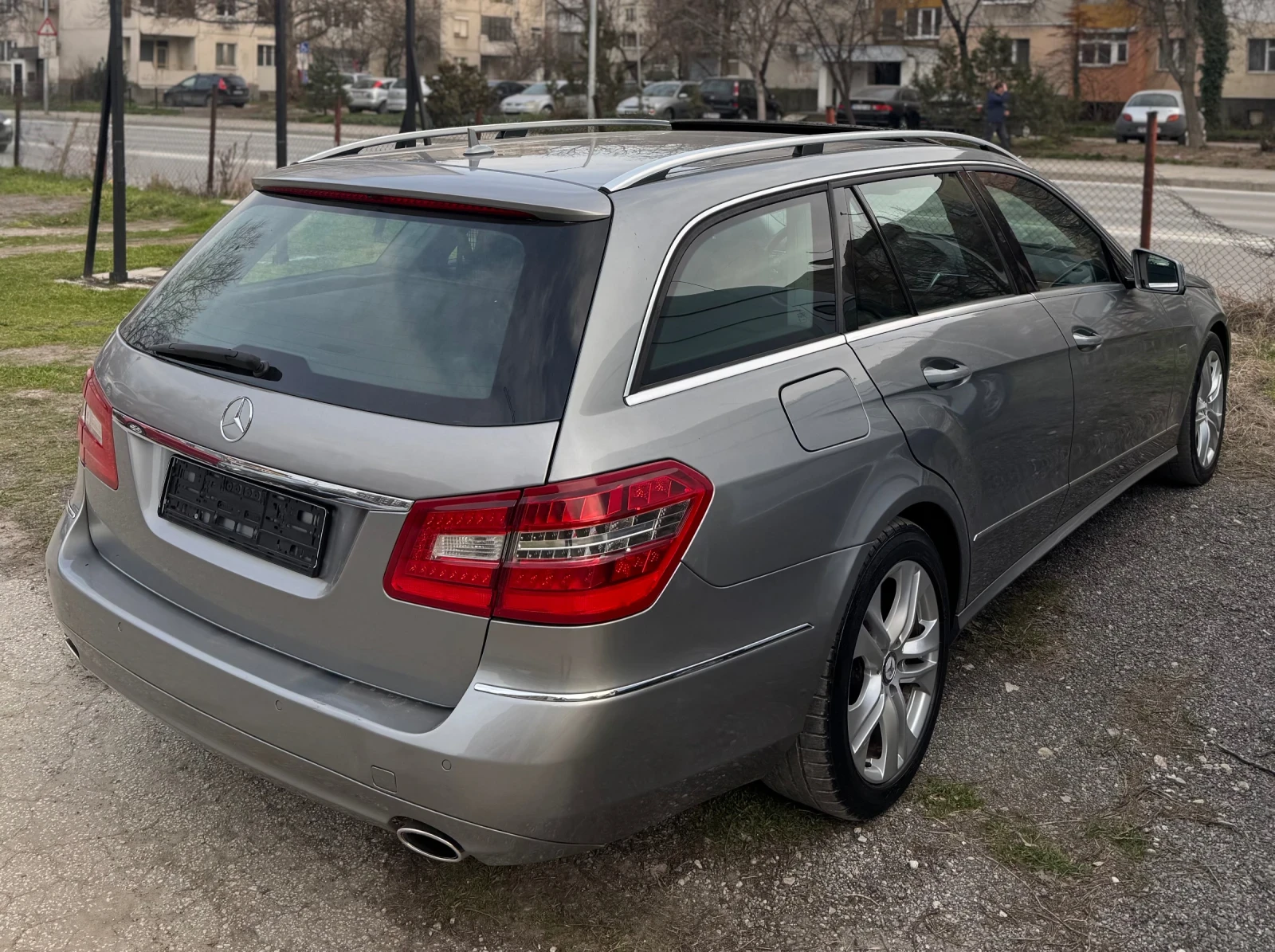Mercedes-Benz E 350 CDI * AVANTGARDE * Bi-Xenon * Нави * Шибедах , снимка 5 - Автомобили и джипове - 54712378
