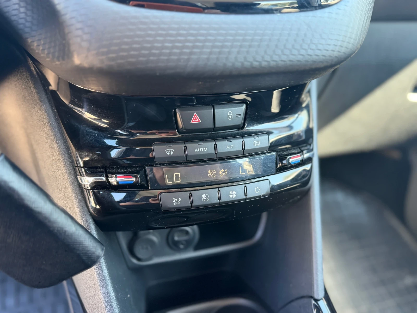 Peugeot 2008 Benzin/112000km/Obslujena/Registraciq/Unikat, снимка 16 - Автомобили и джипове - 56119758