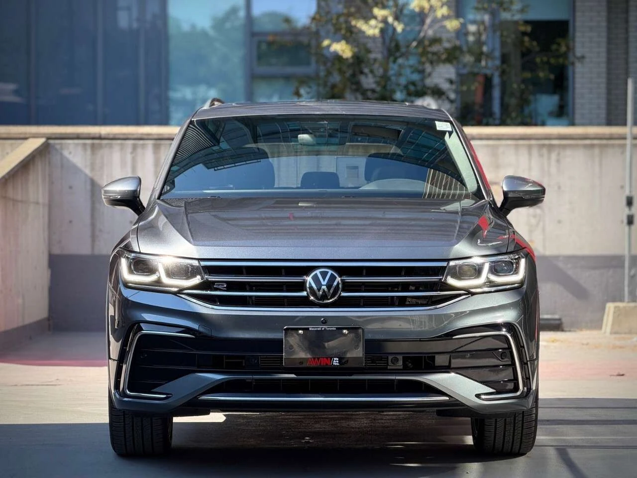 VW Tiguan 2.0T / БЕЗ УДАРИ / ПАНО / АВТОКРЕДИТ, снимка 2 - Автомобили и джипове - 55803872