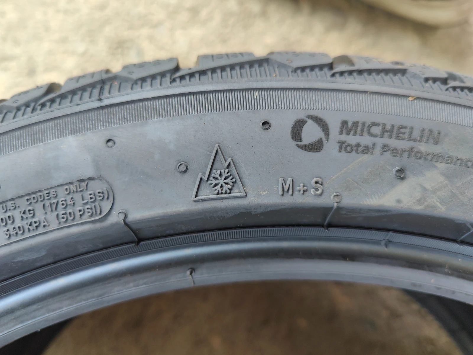Гуми Зимни 275/35R19, снимка 8 - Гуми и джанти - 56069078