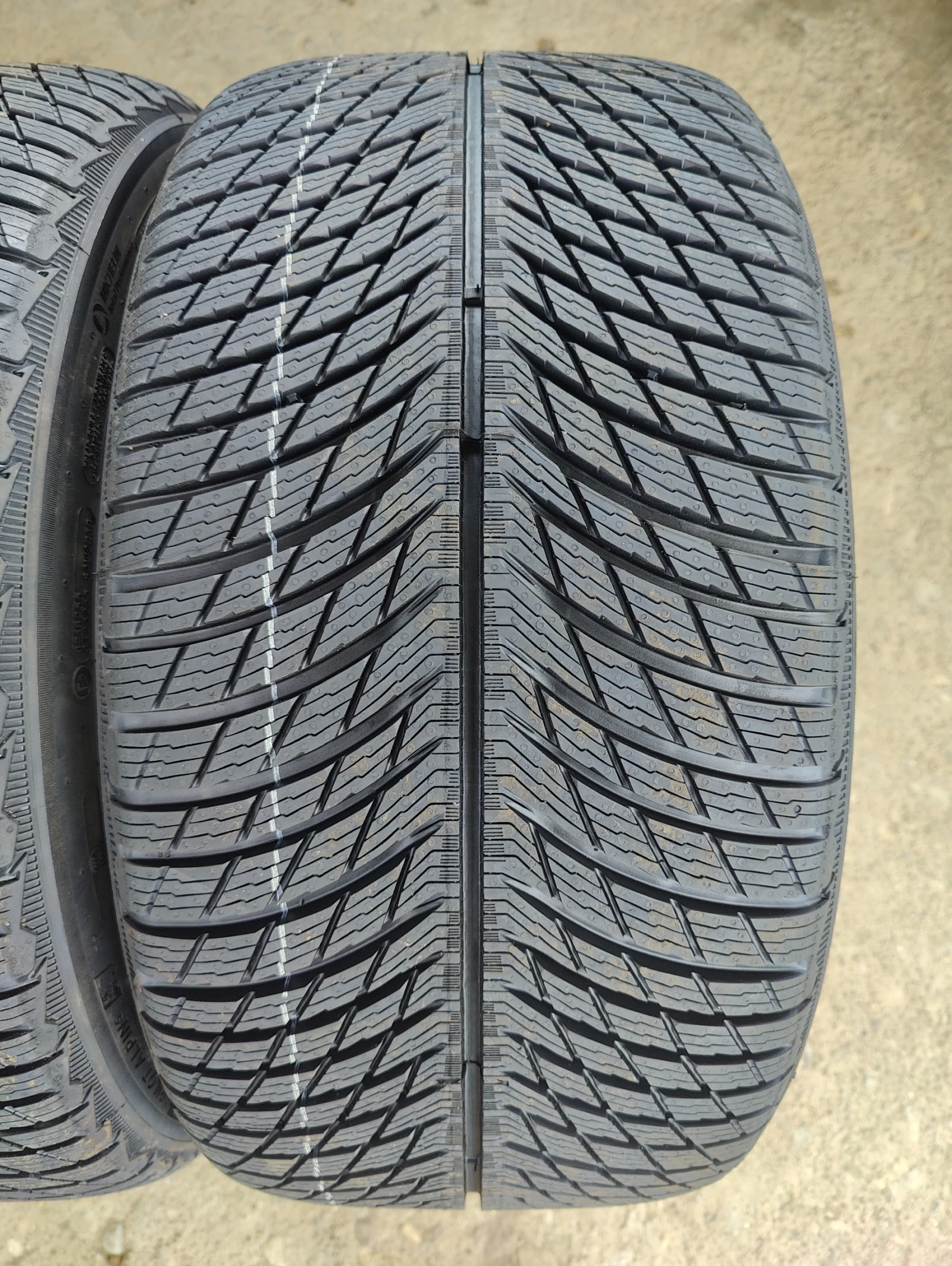 Гуми Зимни 275/35R19, снимка 2 - Гуми и джанти - 56069078