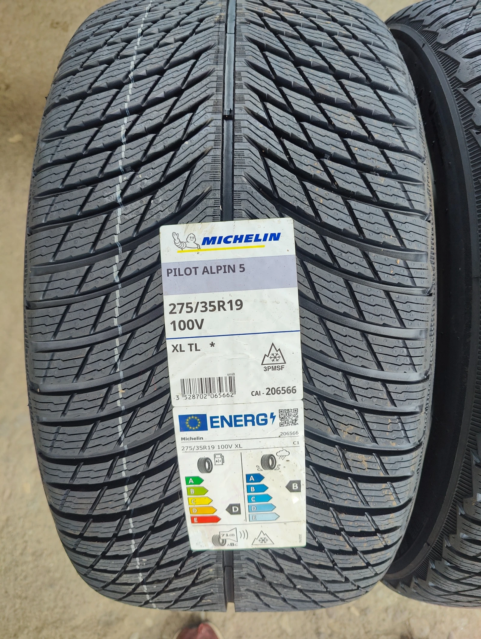Гуми Зимни 275/35R19, снимка 3 - Гуми и джанти - 56069078