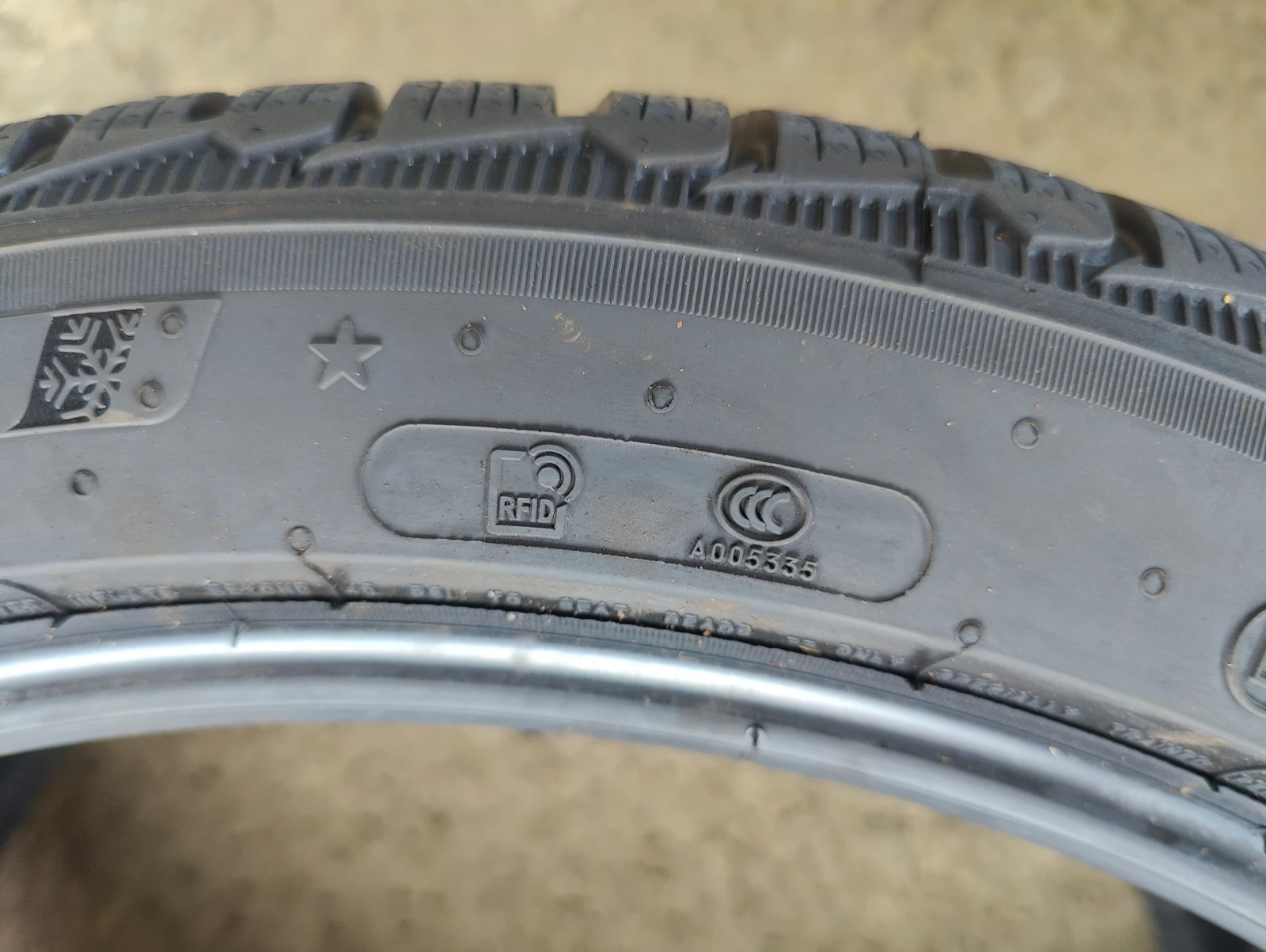Гуми Зимни 275/35R19, снимка 9 - Гуми и джанти - 56069078