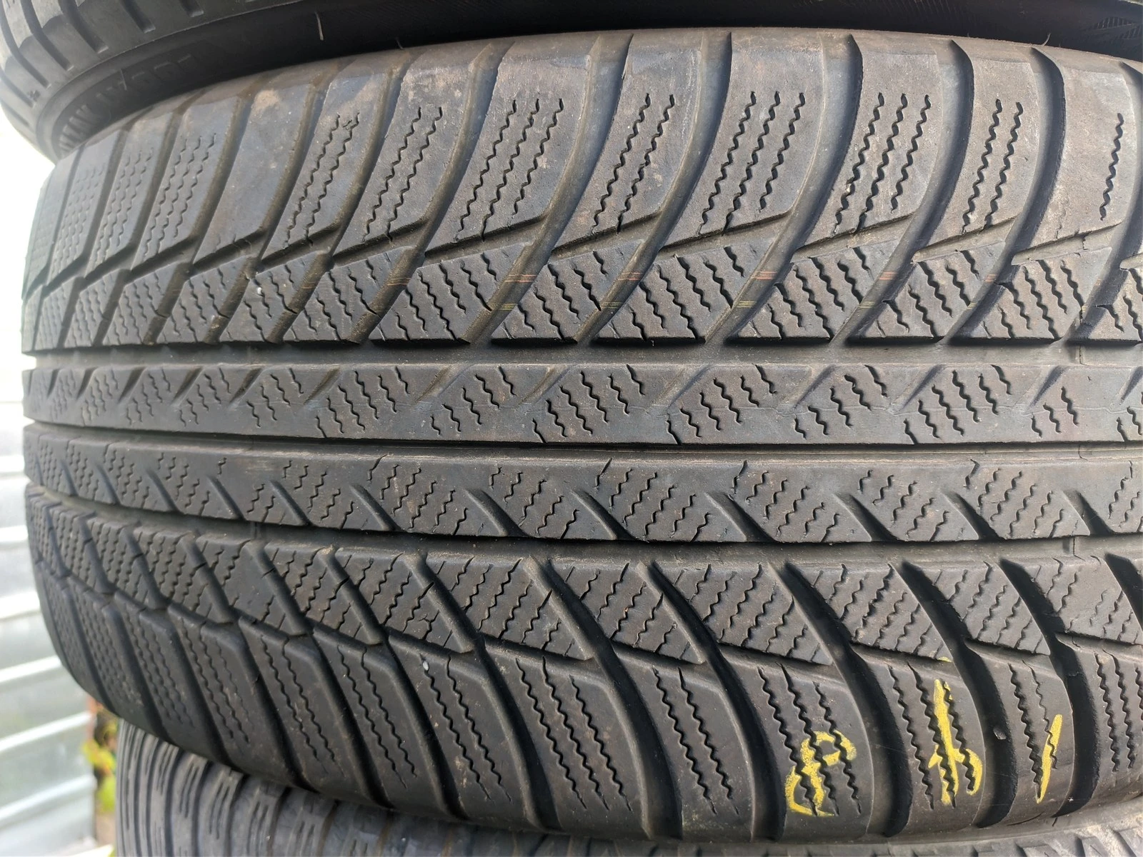 Гуми Зимни 225/45R18, снимка 2 - Гуми и джанти - 56725610