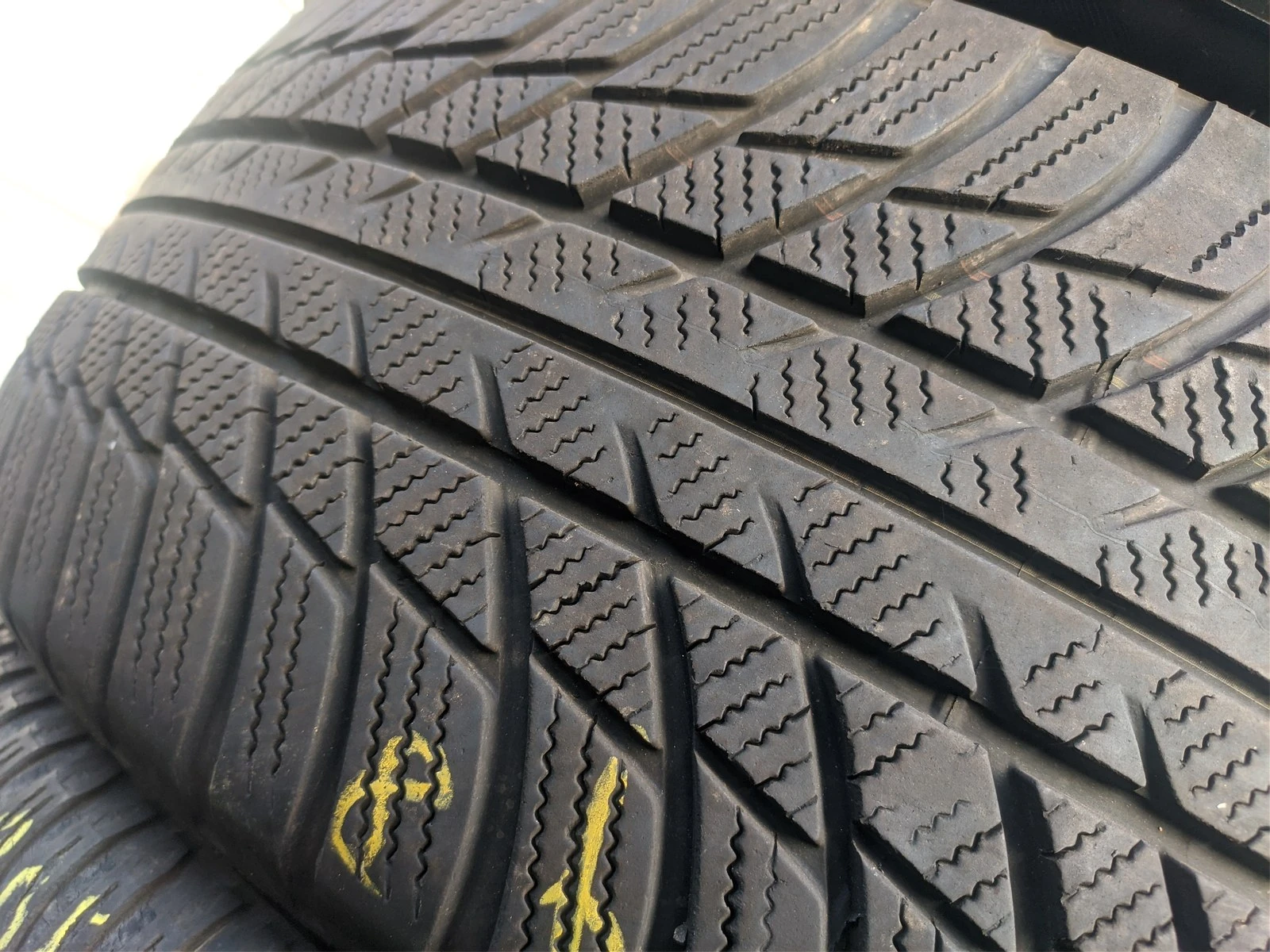 Гуми Зимни 225/45R18, снимка 4 - Гуми и джанти - 56725610