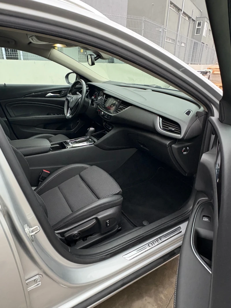 Opel Insignia Sport Tourer 2.0 diesel 170kc Automatic, снимка 16 - Автомобили и джипове - 53217358