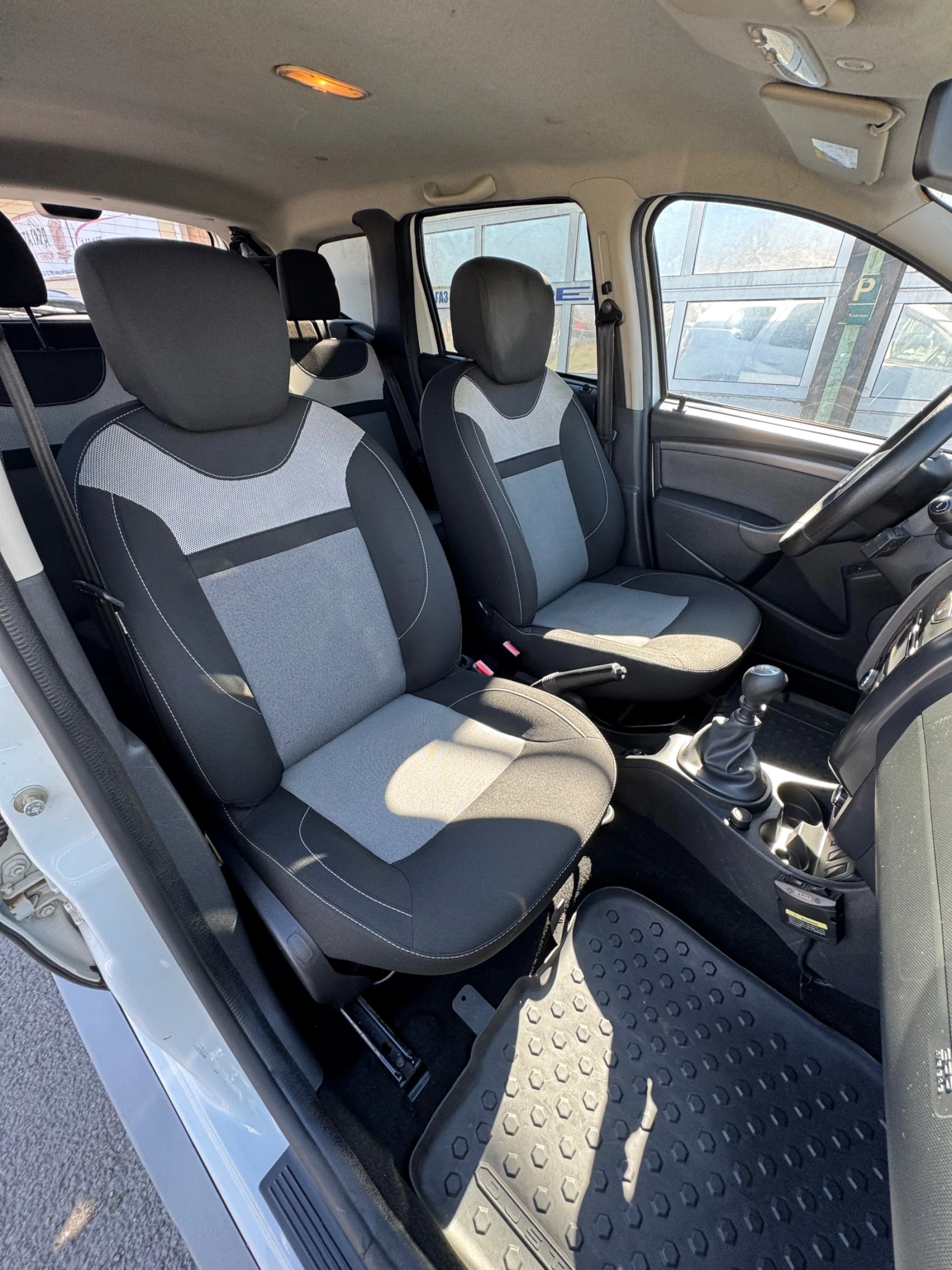 Dacia Duster 1.5 DCI, снимка 15 - Автомобили и джипове - 54099212