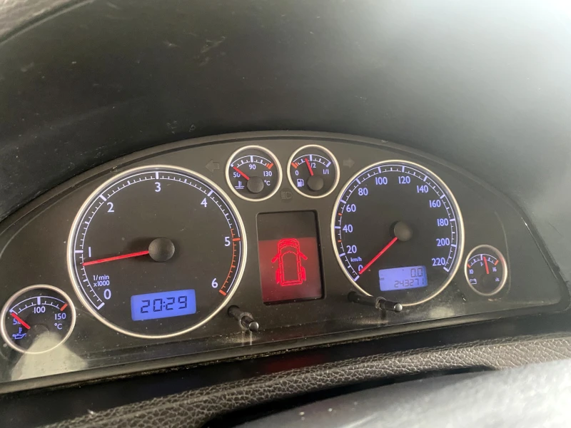 VW Multivan 2.5TDi Италия ---Без аналог---, снимка 9 - Бусове и автобуси - 51509766