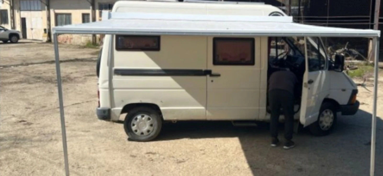 Кемпер Renault Trafic, снимка 2 - Каравани и кемпери - 46741347