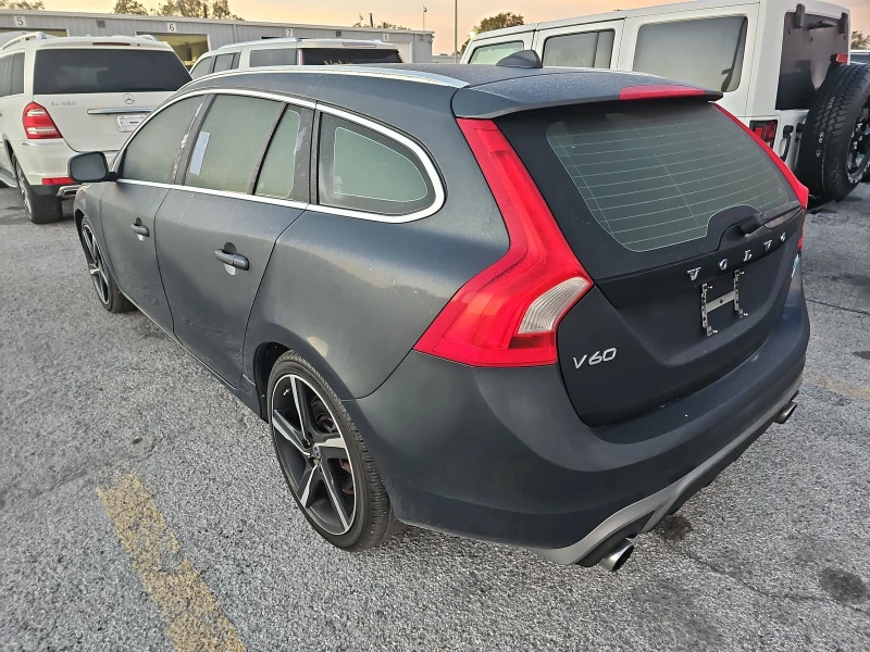 Volvo V60 T6 R-Design, снимка 4 - Автомобили и джипове - 48296071